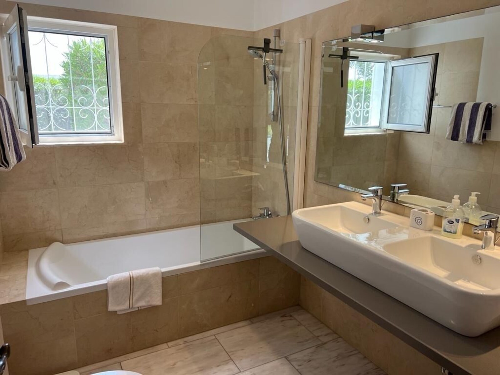 En-suite-Badezimmer des ersten Schlafzimmers