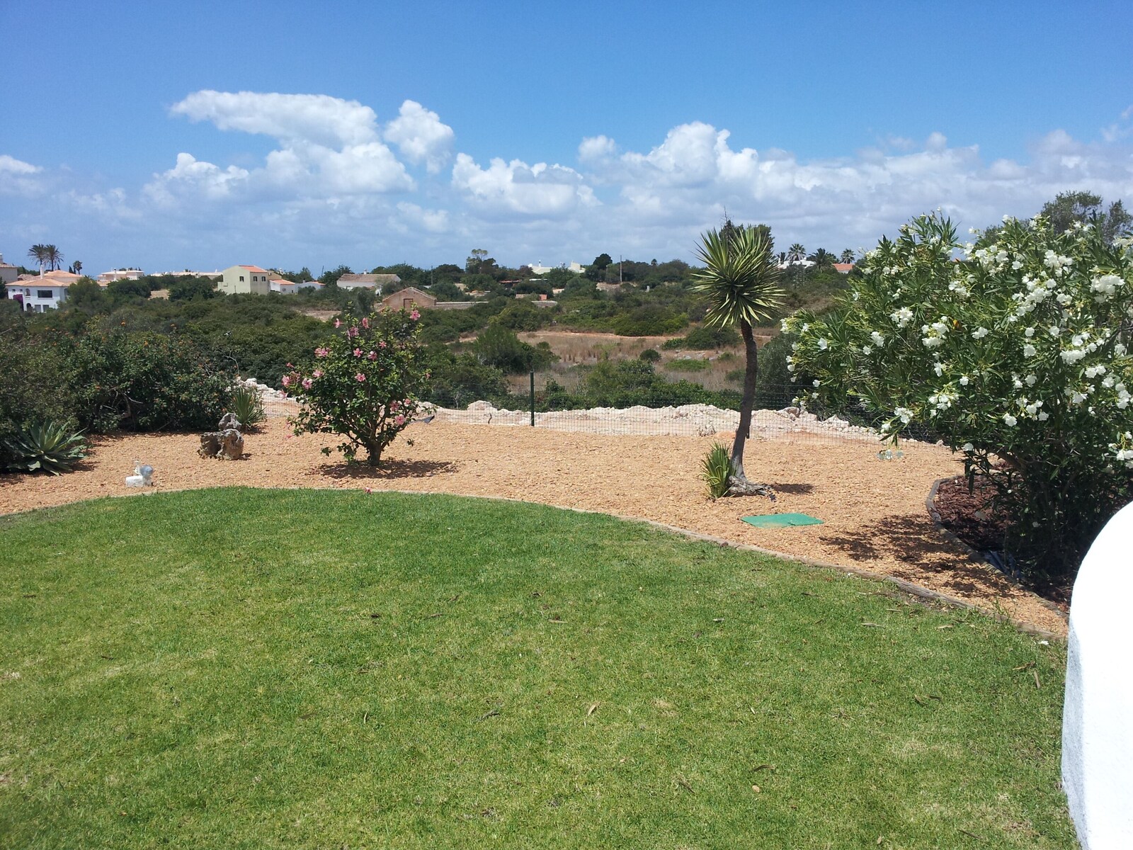 Blick vom Garten in die Landschaft hinter der Villa