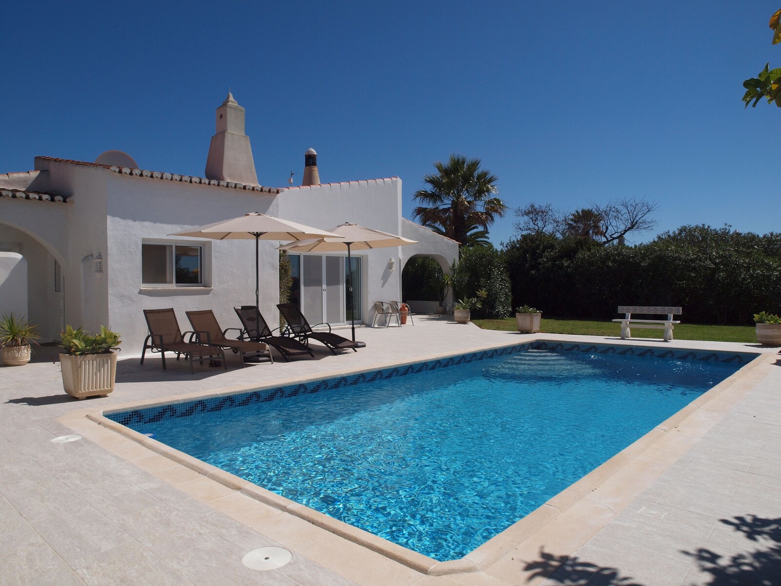 Privater Pool mit Treppe
