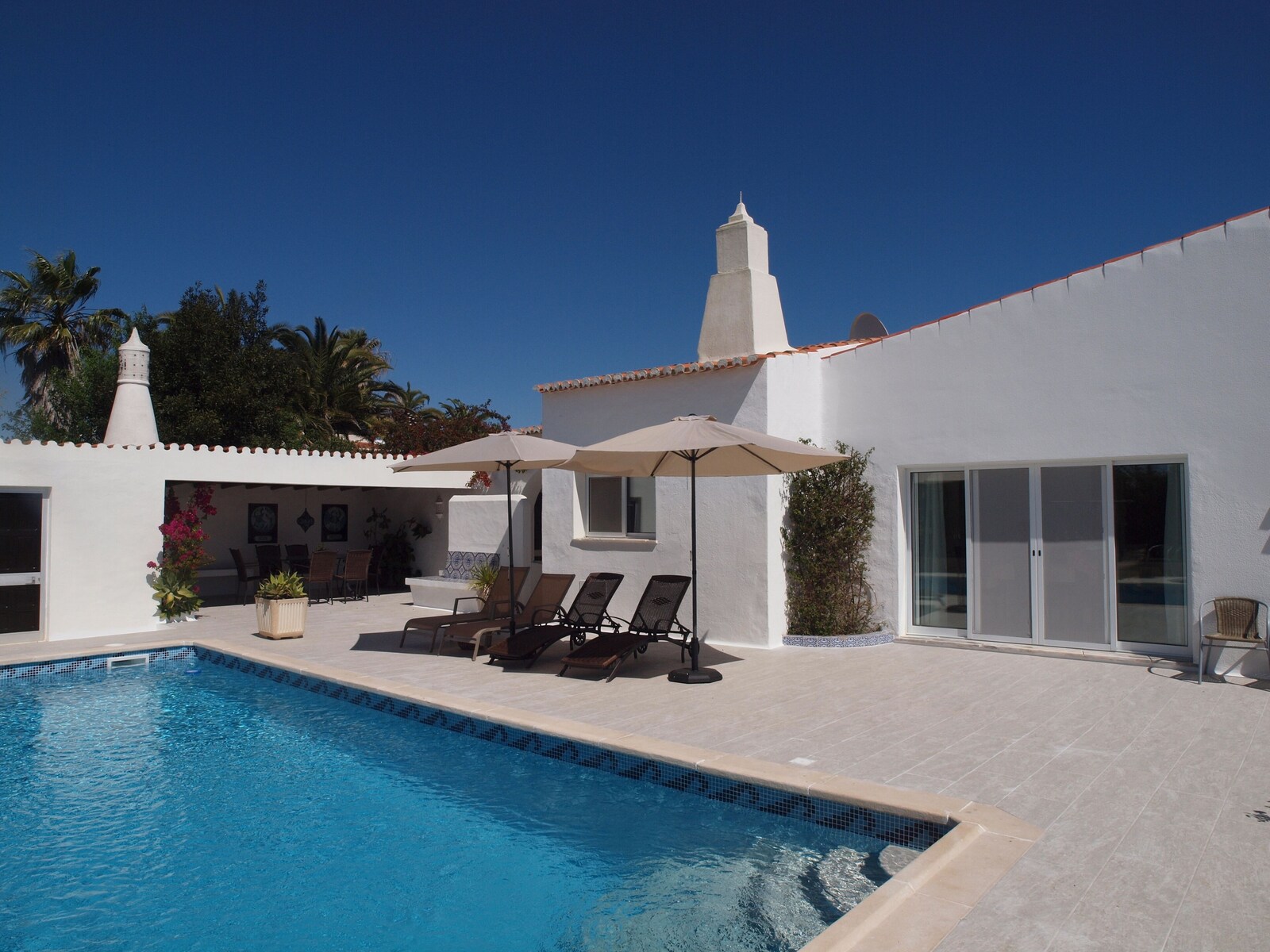 Casa Corrida mit privatem Pool, Sonnenliegen und überdachter Terrasse